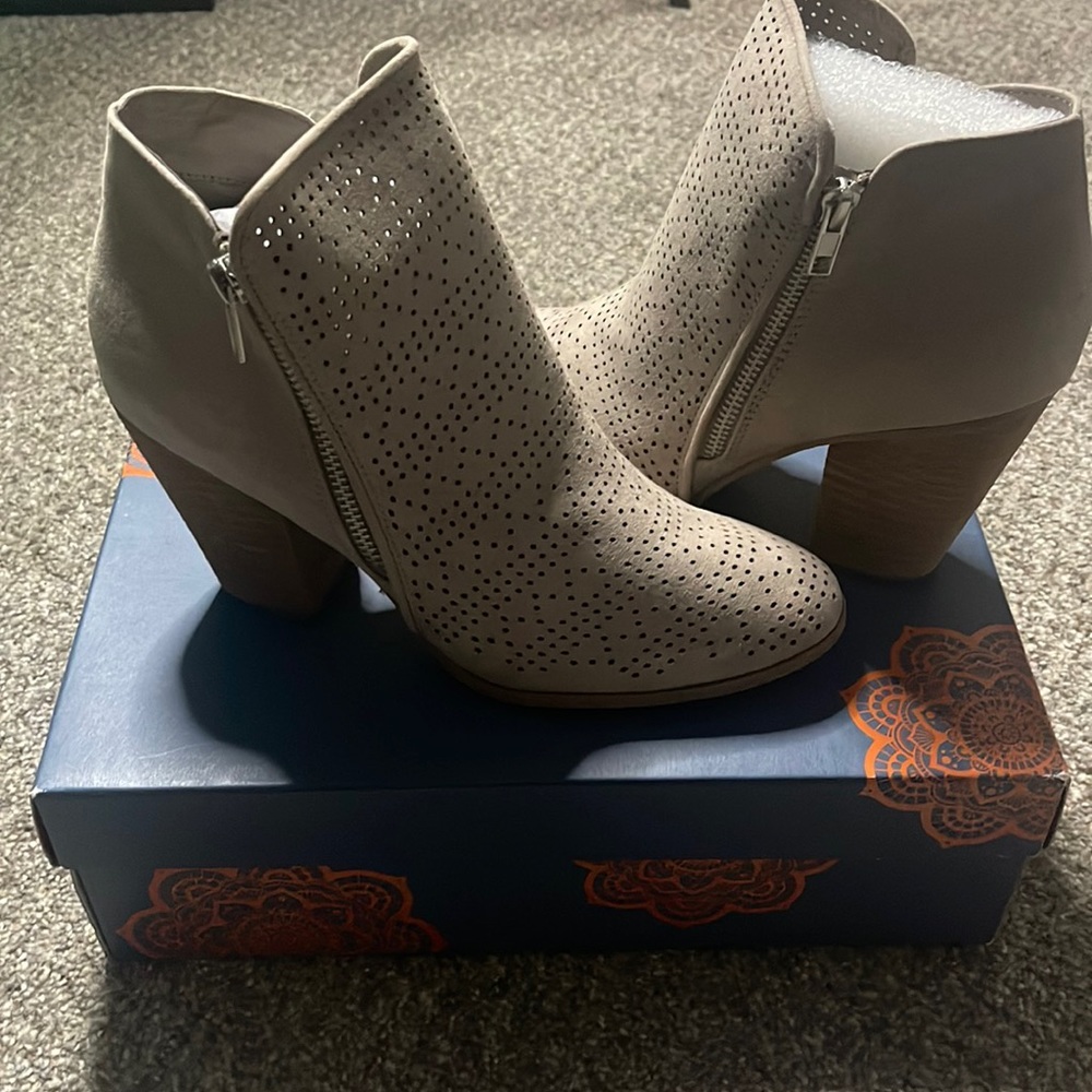 Carlos Santana Taupe booties